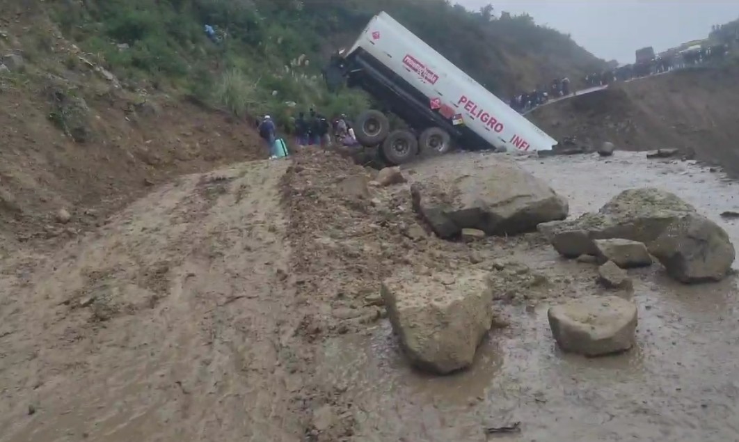 Colapso en la carretera Cochabamba – Oruro provoca un hundimiento y ...