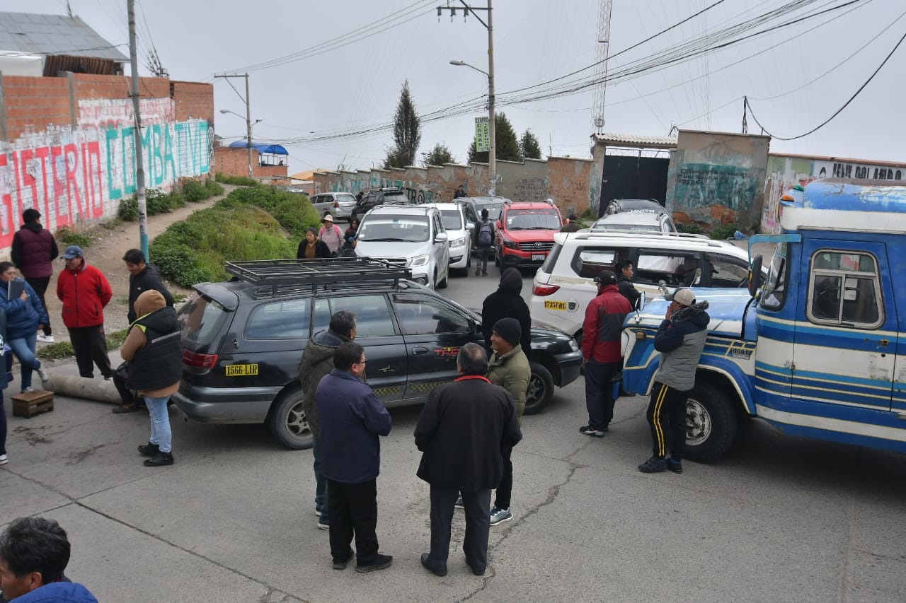 Bloqueos en El Alto suspenden temporalmente salidas de buses desde la ...