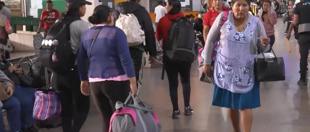 Escasez de diésel frena viajes a Cochabamba en plena festividad de Urkupiña