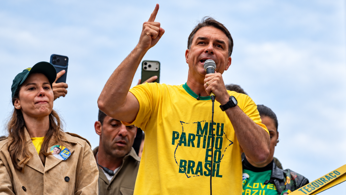 Flávio Bolsonaro promete «liderar la oposición» desde EE.UU. tras huir de Brasil